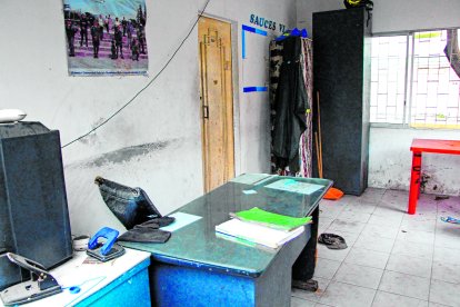 Así luce el interior del UPC de Sauces 6, con un colchón y un televisor para descanso policial.