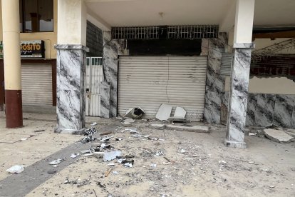 Una persona murió tras quedar atrapado entre los escombros.