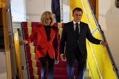 Brigitte y Emmanuel Macron descendiendo del avión presidencial durante la llegada a Vietnam, en un momento que desató especulaciones en redes.