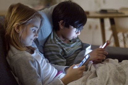 Cada vez más niños acceden a teléfonos inteligentes a edades tempranas; expertos advierten sobre los riesgos y recomiendan evaluar la madurez antes de entregarlos.