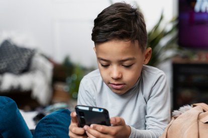 Uso de celulares por menores: recomendaciones sobre edad, madurez, riesgos y control parental.