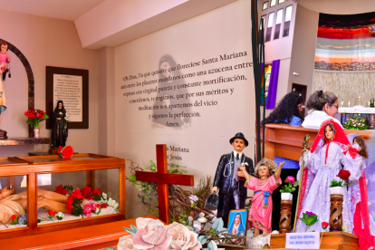 En este templo conservan imágenes de Nuestra Señora del Buen Suceso, del Divino Niño, así como de las santas Marianita y Narcisa de Jesús.