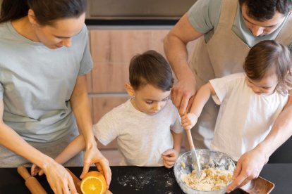 Cocinar en familia fortalece vínculos y estimula la creatividad infantil.