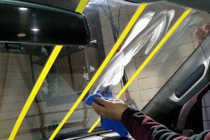 En ocasiones también es necesario aplicar pulimento en la parte interior del automóvil.