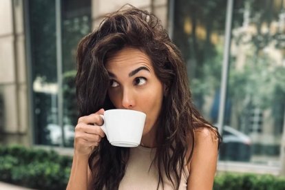 Con el pelo largo y alborotado, no había querido peinarse.