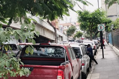 Un peatón (de camisa azul) es captado mientras orinaba al pie de un vehículo en esa zona.