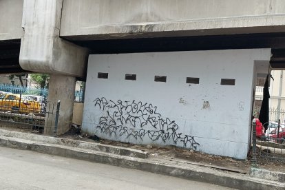 Ese angosto espacio entre la parte inferior del puente y una caseta sirve como lugar para dormir, dicen testigos.