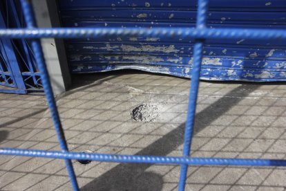 Con explosivos atacaron dos locales de venta de neumáticos.