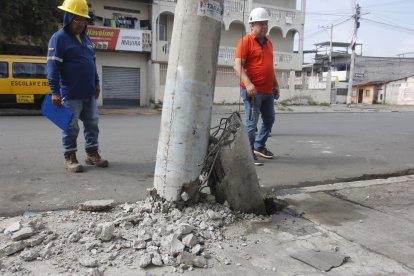 Un poste de alumbrado público resultó afectado tras el accidente.