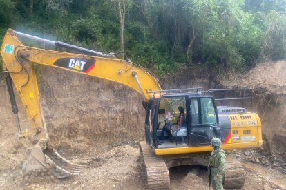 Decomiso de maquinaria ilegal en Calvas por parte del Ejército.