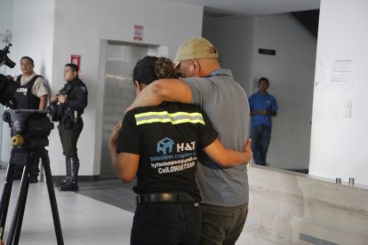 La  mujer secuestrada acompañada de su esposo.