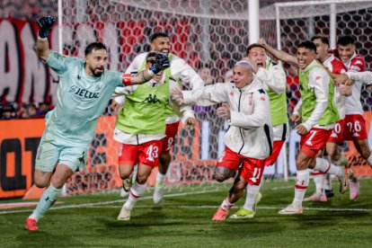 El argentino nacionalizado ecuatoriano, Hernán Galíndez (i), es figura en el arco del Globo.