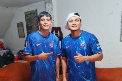 Luis Villagrán (i) y Fabiano Sisalima son íntimos amigos del volante ecuatoriano Moisés Caicedo, futbolista del Chelsea.