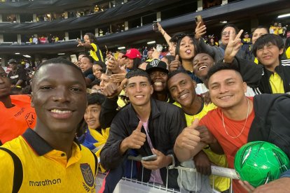 Villagrán (c) suele acompañar a Caicedo cuando la selección de Ecuador juega de local.