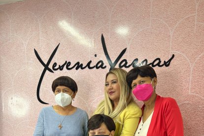 Yesenia junto a las señoras sobrevivientes de cáncer que recibieron sus pelucas.
