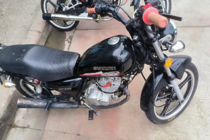 En el procedimiento policial se incautó tres motos, una de las cuales estaba reportada como robada.