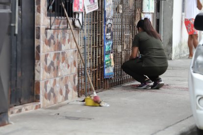 Familiares del repartidor lloraban desconsolados.