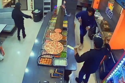 El atraco quedó registrado en las cámaras de seguridad del interior del establecimiento.