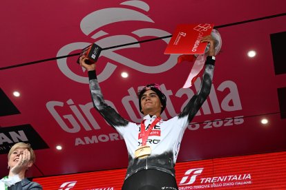Isaac Del Toro como ganador de etapa y líder del Giro 2025.