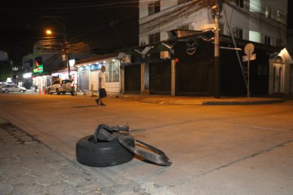 Las llantas que se usaron para contener la explosión quedaron destrozadas.