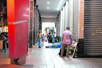 Las calles céntricas son usadas como dormitorio por adictos e indigentes.