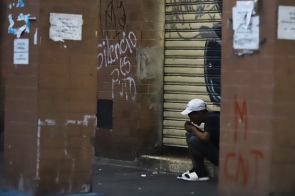 En la calle Colón se pueden observar consumidores de droga en prácticamente todas las esquinas.