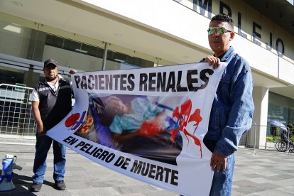 Pancarta con el mensaje “Los pacientes renales en peligro de muerte” durante la manifestación para exigir el pago de tratamientos.