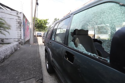 Así quedó el vehículo de la víctima tras el ataque.