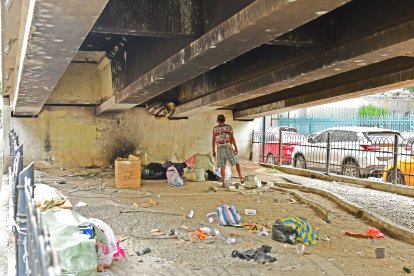 Estas eran las condiciones del parque antes de la publicación de este Diario. Personas llegaban cada tanto a dormir entre la basura de ese sitio.