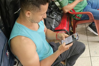 Leonel Proaño revisa la edición de EXTRA que motivó la intervención del Municipio.