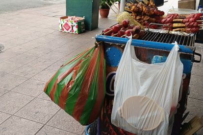 Comerciantes ambulantes dicen que tienen basureros a la mano y recogen sus desechos.