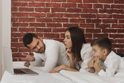 Tener niños pequeños en la misma habitación que los padres al dormir limita la interacción íntima.