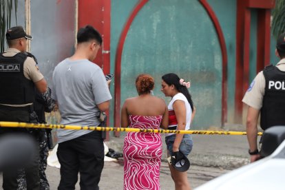 Los familiares del fallecido cubrieron su cuerpo con una sábana.
