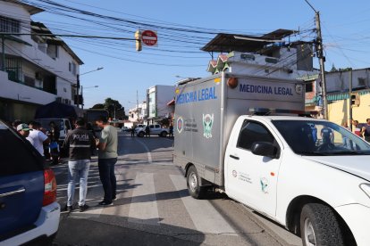 El cadáver fue subido en el carro de Medicina Legal.