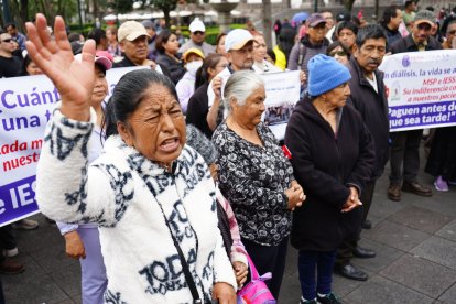 Los pacientes renales han realizado plantones afuera del Palacio de Carondelet.