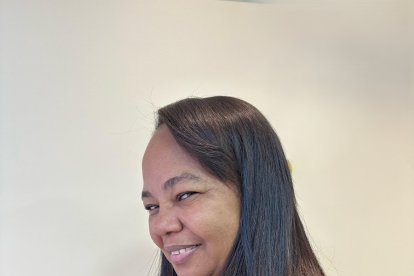 La madre del campeón de la UFC, siempre ha llevado trenzas plásticas que cambió por extensiones de cabello humano.