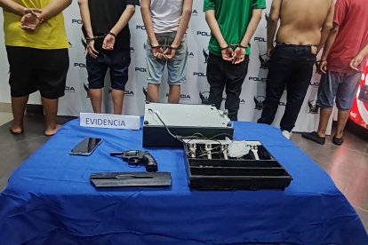 Las evidencias incautadas durante la aprehensión de los delincuentes.