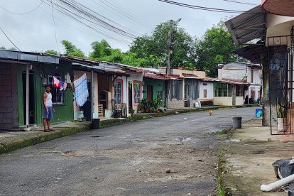 El Blanquito tiene pocas casas, casi todas con techos de zinc, muros sin pintar, manchas de humedad y patios que se funden con la vegetación.