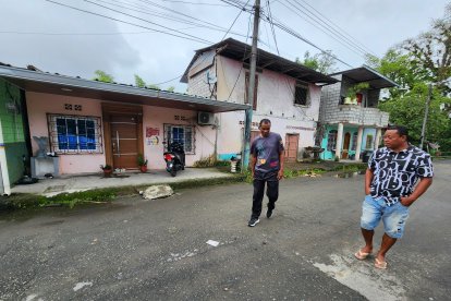 Moradores del sector caminan junto a la casa donde Pacho creció.