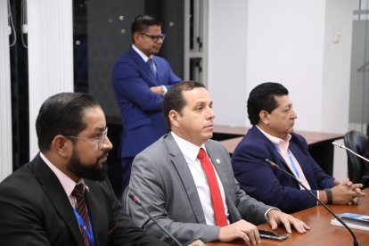 El legislador Sergio Peña Veloz aparece a la izquierda de la imagen.