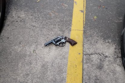 Con esta arma de fuego fueron detenidos los extranjeros.