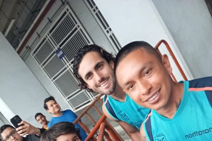 María Fernanda Merchán y su sobrino Fernando Tapia posan junto a los seleccionados Cristian Ramírez (d) y Leonardo Campana.