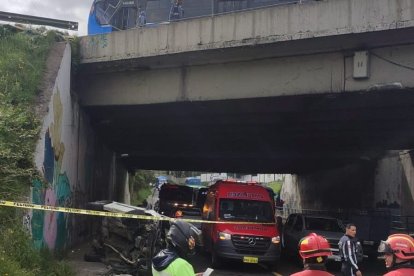Los bomberos derramaron material absorbente para limpiar el aceite que regó en la vía.