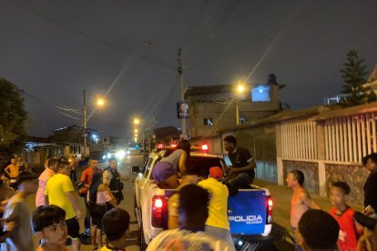 El árbitro fue  embarcado en una camioneta y lo llevaron al hospital, pero él no sobrevivió.