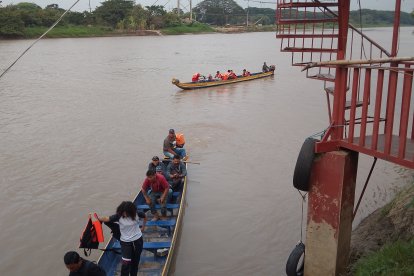 Los moradores utilizan canoas para llegar hasta el centro de la localidad.