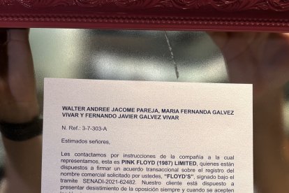 La primera hoja de la acción legal presentada por la banda.