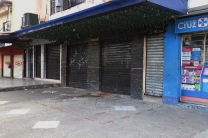 Afuera de la discoteca aún se observaban las huellas del brutal ataque: manchas de sangre, restos de botellas de licor y orificios de bala en las paredes.