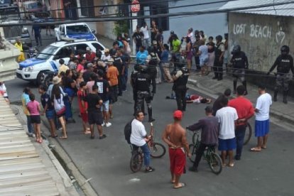 El cuerpo del fallecido quedó tendido en la calzada. Los asesinos huyeron del sector.