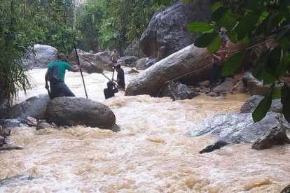 Varios ciudadanos ayudaron en las labores de búsqueda.