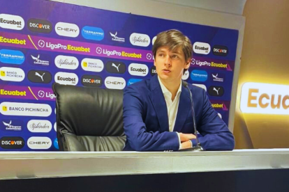 Juan Diego García durante su visita al club Liga de Quito para asesorarse con directivos.